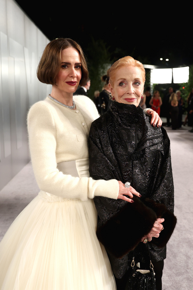 Holland Taylor és Sarah PaulsonBár Sarah Paulson és Holland Taylor először 2005-ben találkoztak egy partin, csak majdnem egy évtizeddel később keresték fel egymást újra a közösségi médián keresztül, és kezdtek el randizni