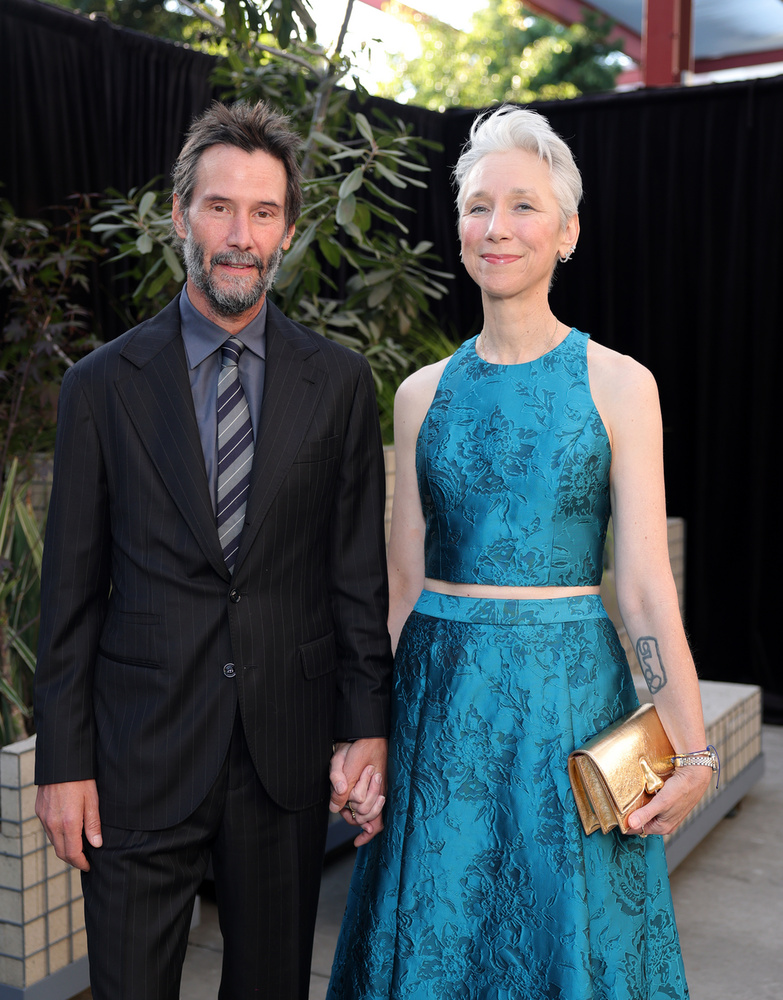 Keanu Reeves és Alexandra GrantBár a 2000-es évek eleje óta jó barátságot ápoltak egymással, Keanu Reeves csak 2019-ben tűnt fel először hivatalosan a vörös szőnyegen barátnőjével, Alexandra Granttel