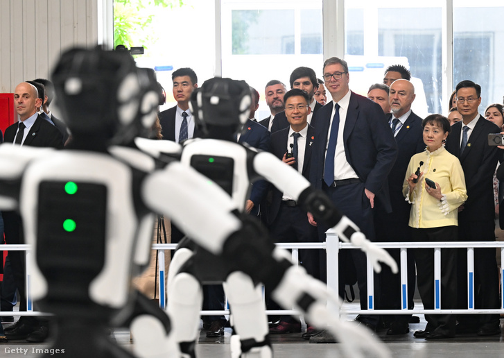 Alekszandar Vucsics humanoid robotok csoportos táncbemutatóját nézi 2026. május 27-én