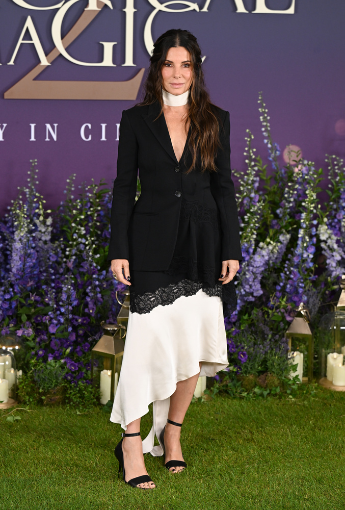Sandra Bullock a premier előtti fotózásra szintén egy egyszerűbb, valamint elegánsabb szettben érkezett, ami fekete-fehér színekkel operált.