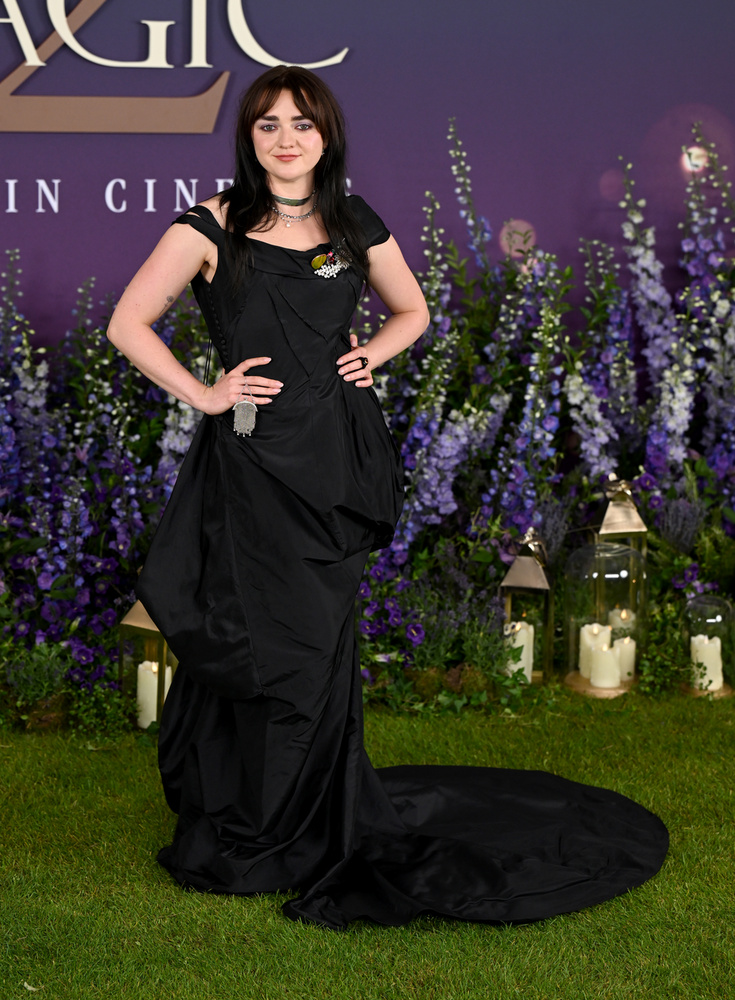Maisie Williams a bemutató előtti fotózáson egy olyan fekete ruhát viselt, amelyet Sandra Bullock egyik ruhája ihletett, amelyet még az eredeti film 1998-as egyik premierjén viselt.