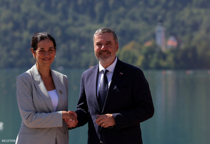 Tone Kajzer, Szlovénia külügyminisztere üdvözli Anita Orbánt, Magyarország külügyminiszterét a Bledi Stratégiai Fórum megnyitónapján, 2026. augusztus 31-én