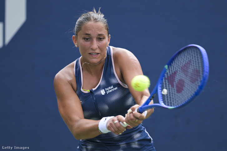 Udvardy Panna fonákütést játszik Mananchaya Sawangkaew ellen a női egyes mérkőzésén a 2026-os US Open második napján, az USTA Billie Jean King National Tennis Centerben, 2026. augusztus 31-én