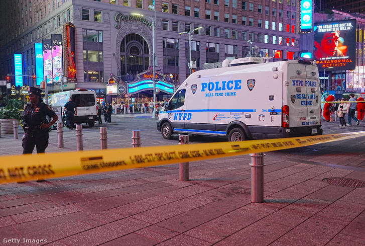 A New York-i Rendőrség (NYPD) tisztjei a helyszínt vizsgálják, miután a rendőrség lelőtte a késsel hadonászó nőt a Times Square-nél 2026. augusztus 31-én