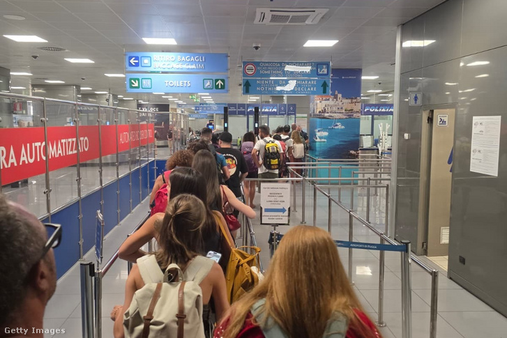 A madridi Adolfo Suárez Madrid-Barajas repülőtérről érkező utasokat olasz rendőrök ellenőrzik az olaszországi Brindisi-Casalei repülőtéren 2026. augusztus 4-én
