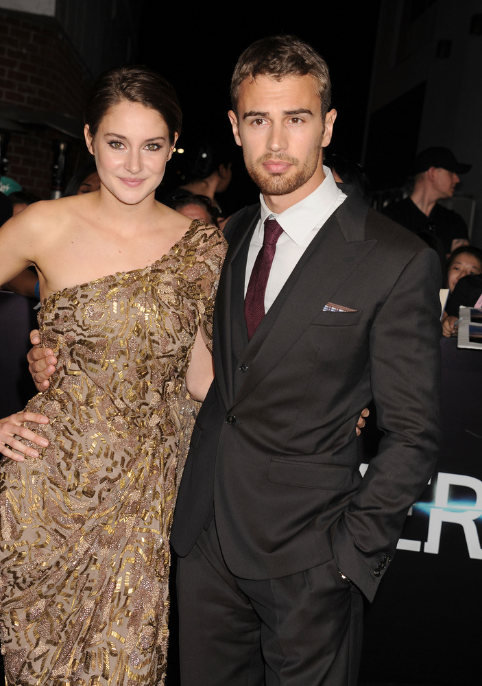 Shailene Woodley és Theo JamesBár Shailene Woodley és Theo James között elképesztő kémia működött A beavatott filmsorozatban, a való életben soha nem alkottak hivatalosan egy párt – annak ellenére, hogy a nyilvánosság kedvéért akár rá is játszhattak a kapcsolatukról szóló pletykákra