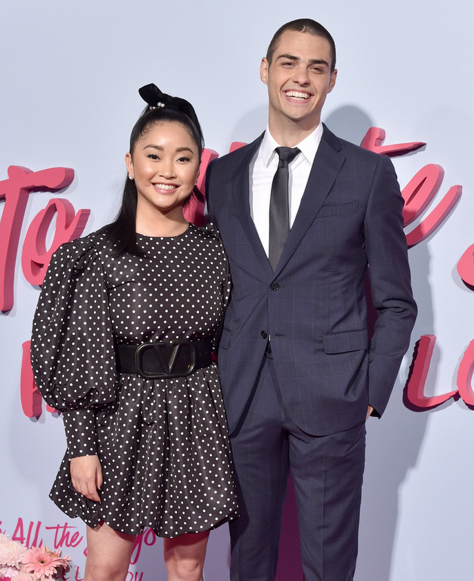 Lana Candor és Noah CentineoA To All the Boys franchise első része hatalmas sikert aratott, a premier után pedig Lana Condor és Noah Centineo is rájátszott a vásznon látható kémiájukra