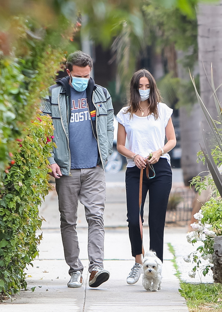 Ana de Armas és Ben AffleckAna de Armas és Ben Affleck románca akkor került a nyilvánosság középpontjába, amikor a koronavírus-járvány miatti lezárások idején készült fotók jelentek meg róluk az interneten: együtt sétáltatták a kutyáikat, és a karantént is együtt töltötték