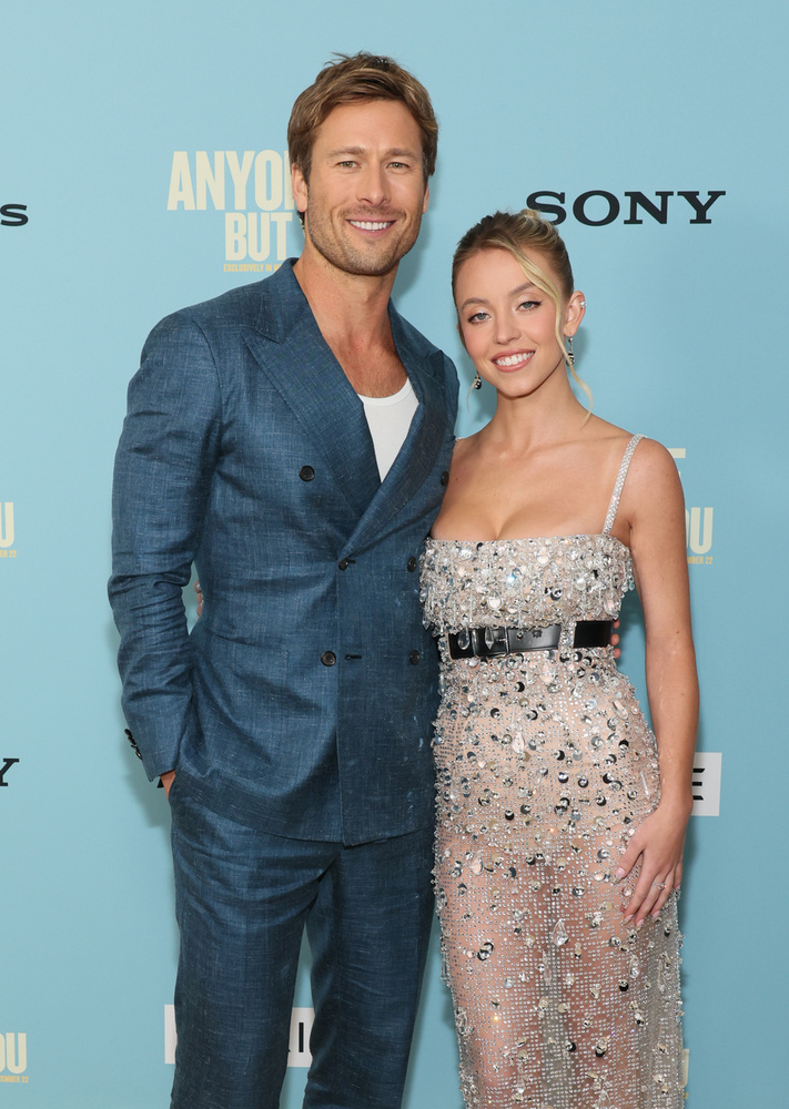 Sydney Sweeney és Glen PowellA váratlanul nagy sikerű romantikus vígjáték, az Imádlak utálni sajtókörútja alatt Sydney Sweeney és Glen Powell között egyre több pletyka kapott szárnyra arról, hogy talán több is van köztük barátságnál – annak ellenére, hogy akkoriban mindketten párkapcsolatban éltek