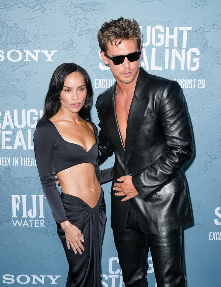 Zoë Kravitz és Austin ButlerZoë Kravitz és Austin Butler között a Caught Stealing című film sajtókörútja alatt röppentek fel a pletykák arról, hogy talán több is van közöttük barátságnál