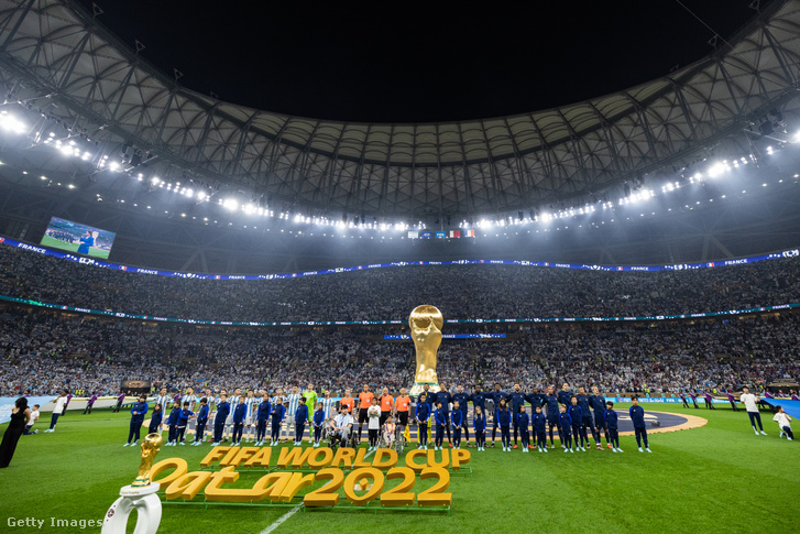 Az argentin és a francia válogatott a 2022-es katari FIFA világbajnokság döntőjének kezdete előtt 2022. december 18-án