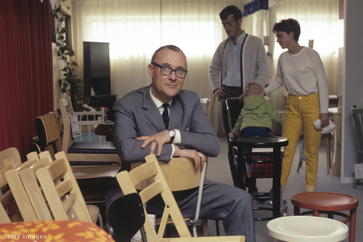 Ingvar Kamprad svéd milliárdos üzletember az első IKEA-áruházban látható, amelyet szülővárosában, a svédországi Småland tartományban található Älmhultban nyitott meg 1968-ban