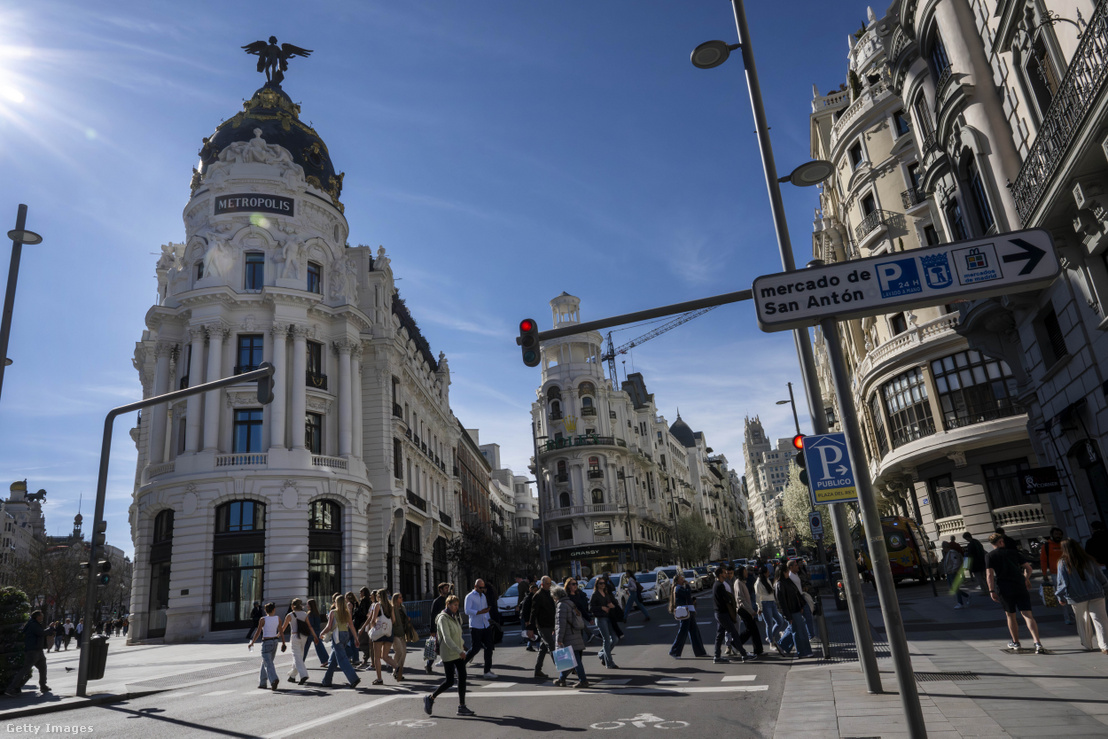 Emberek sétálnak a belvárosban található Gran Vía utca járdáin Madridban 2026. március 20-án