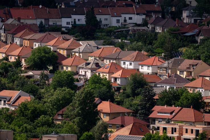 Félmillió üres lakás és lakhatási válság Magyarországon: rossz helyre mehetnek az állami százmilliárdok