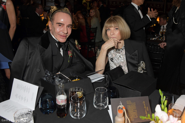 John Galliano és Anna Wintour egy díjátadó eseményen 2021. november 29-én Londonban