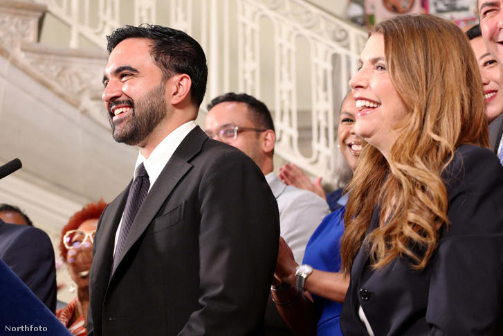 Zohran Mamdani, New York polgármestere és Julie Menin a New York-i Városházán 2026. június 30-án