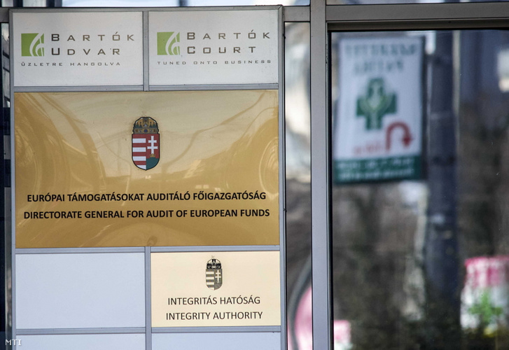 A Bartók Udvar irodaház egyik épületének bejárata cégtáblákkal a főváros XI. kerületében, a Bartók Béla úton. Az irodakomplexum ad otthont többek között az Európai Támogatásokat Auditáló Főigazgatóságnak (EUTAF) és az Integritás Hatóságnak is