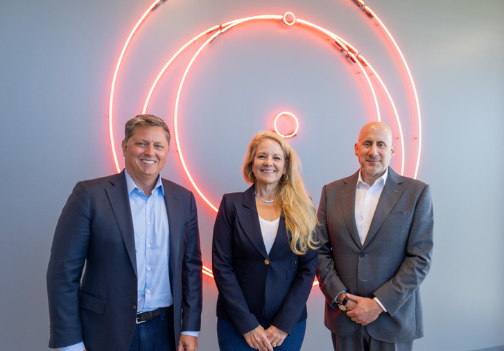 Tim Hughes, Gwynne Shotwell és Jászai Gellért