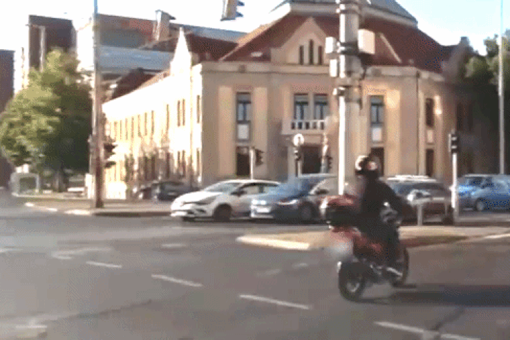 Motoros gázolta el a piroson átkelő gyalogost a Váci úton, a baleset után váratlan fordulat következett