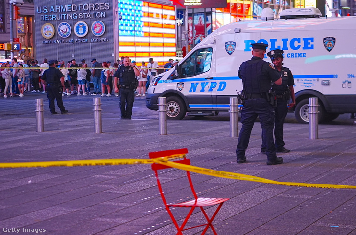 A New York-i Rendőrség (NYPD) tisztjei a helyszínt vizsgálják, miután a rendőrség lelőtte a késsel hadonászó nőt a Times Square-nél 2026. augusztus 31-én