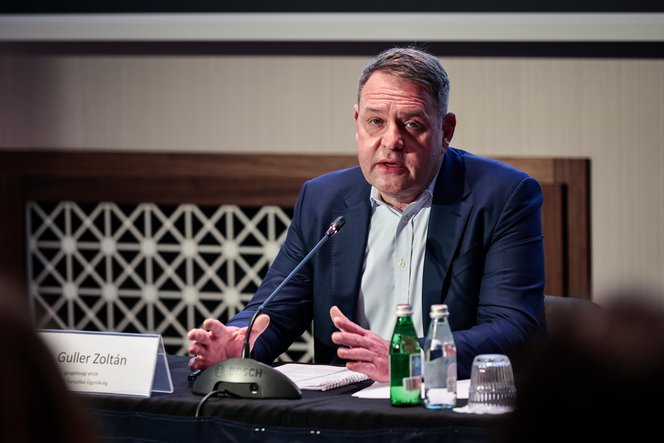 Két fontos posztjáról is leváltották a Szerencsejáték Zrt. volt vezérét, most Magyarországot is elhagyhatja