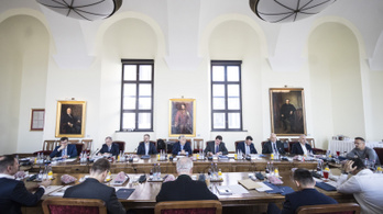 Törvénysértő módon osztogatott titokban a választások előtt az Orbán-kormány?