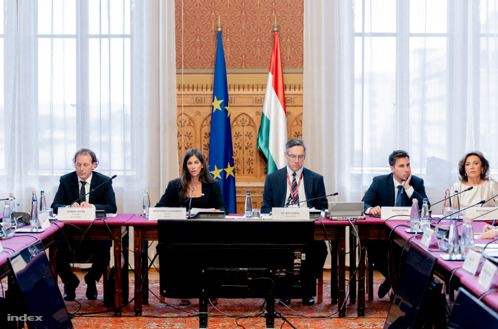 Szabadi István, Szentkirályi Alexandra, dr. Bősi Ferenc, Radnai Márk és Rost Andrea az Országgyűlés művelődési bizottságának ülésén az Országház Széll Kálmán termében