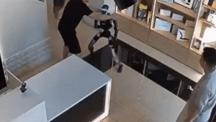 Elszabadult az üzletben: embert támadott egy humanoid robot, hárman tudták csak lefogni