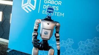 Ilyen még nem volt Magyarországon: humanoid robot tette le az elsőévesek esküjét