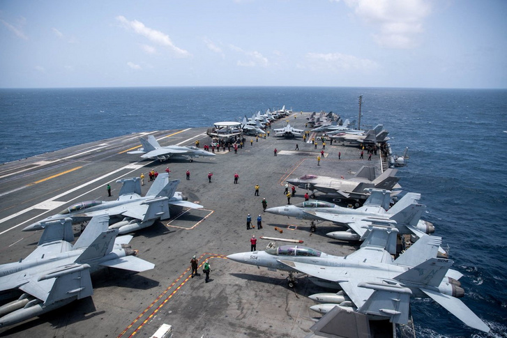 Az amerikai haditengerészet emberei a USS George Washington repülőgép-hordozó fedélzetén dolgoznak, miközben a hajó az Arab-tengeren halad át az iráni háborúban zajló amerikai katonai műveletek támogatására, 2026. augusztus 20-án