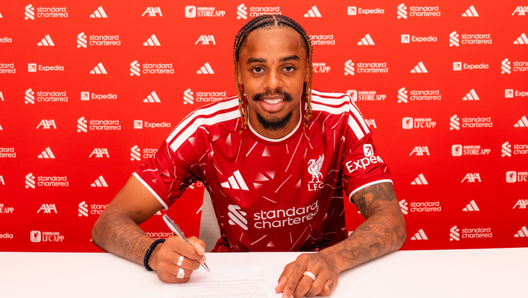 Bradley Barcola szerződése aláírásakor 2026. augusztus 30-án a Liverpool edzőközpontjában