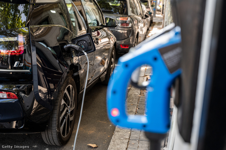Egy elektromos autó töltése