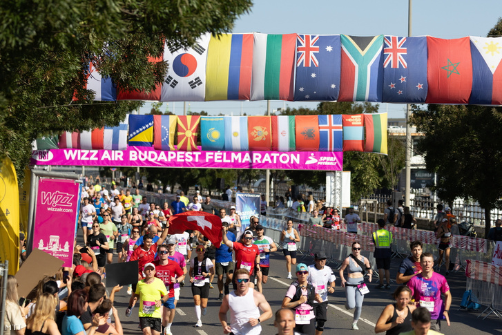 Célba érnek a 40. Wizz Air Budapest Félmaraton indulói a Pázmány Péter sétányon 2025. szeptember 7-én
