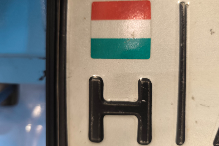 Százezreket kérnek ezért a magyar rendszámért, az autó ajándékba jár hozzá