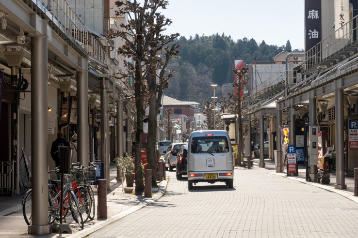 Drasztikus szigorítás Japánban: 30 km/h-s limitet vezetnek be az utak 70 százalékán