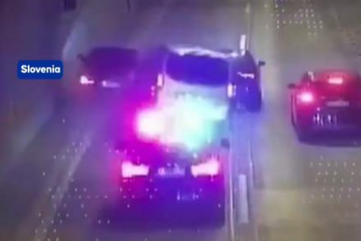 Az elnöki konvoj autójába csapódott a szlovén elnök kisbusza, nem volt bekötve