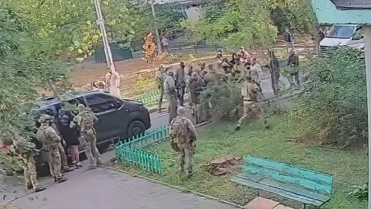 Videón, ahogy tüzet nyitnak egymásra az ukrán titkosszolgálatok Kijevben