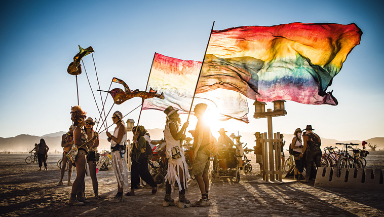 Újra felállt a Burning Man orgiasátra, 15 ezer óvszer várja a fesztiválozókat