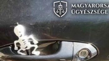 Egy nő halálfejekkel próbálta elűzni az autósokat, akik a helyére parkoltak