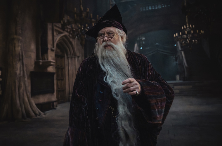 John Lithgow Dumbledore-ja egészen más lehet, mint amit eddig megszoktunkA filmekben két nagyon eltérő Dumbledore-t láthattunk