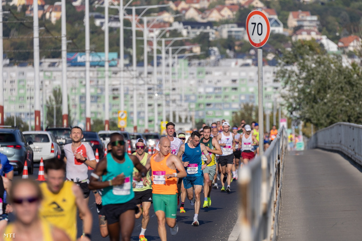A 40. Wizz Air Budapest Félmaraton mezőnye az Árpád hídon 2025. szeptember 7-én