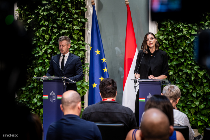 Magyar Péter és Köböl Anita a kormányzati sajtótájékoztatón 2026. szeptember 3-án