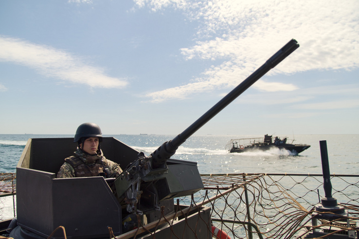 Új front nyílt Oroszország és a Nyugat között: Ukrajna kérésére csaptak le az orosz hajóra