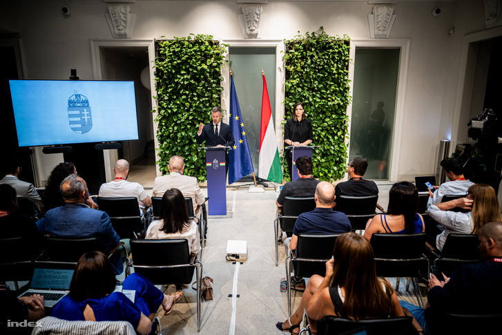 Magyar Péter és Köböl Anita a kormányzati sajtótájékoztatón 2026. szeptember 3-án