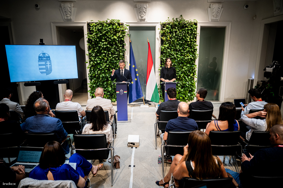 Magyar Péter és Köböl Anita a kormányzati sajtótájékoztatón 2026. szeptember 3-án