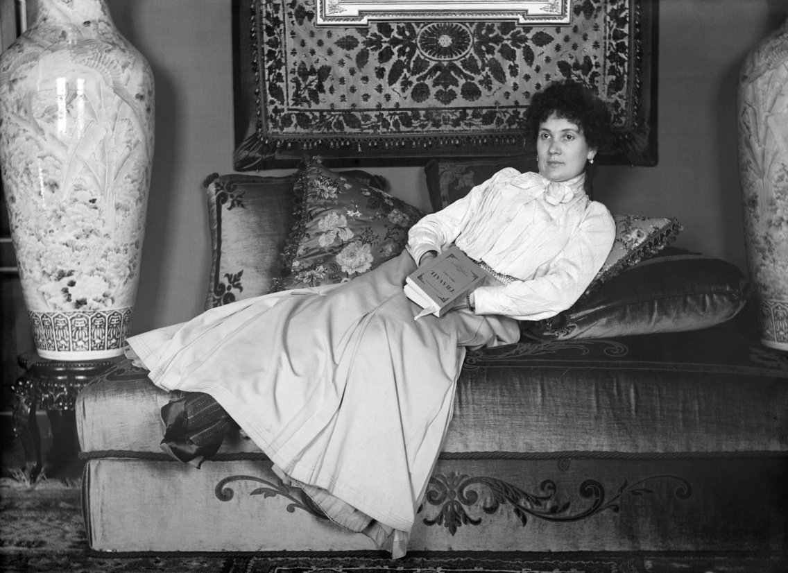 Jeanne Rozerot kanapén fekve, kezében a Travail (Munka) című regénnyel (1894–1902)