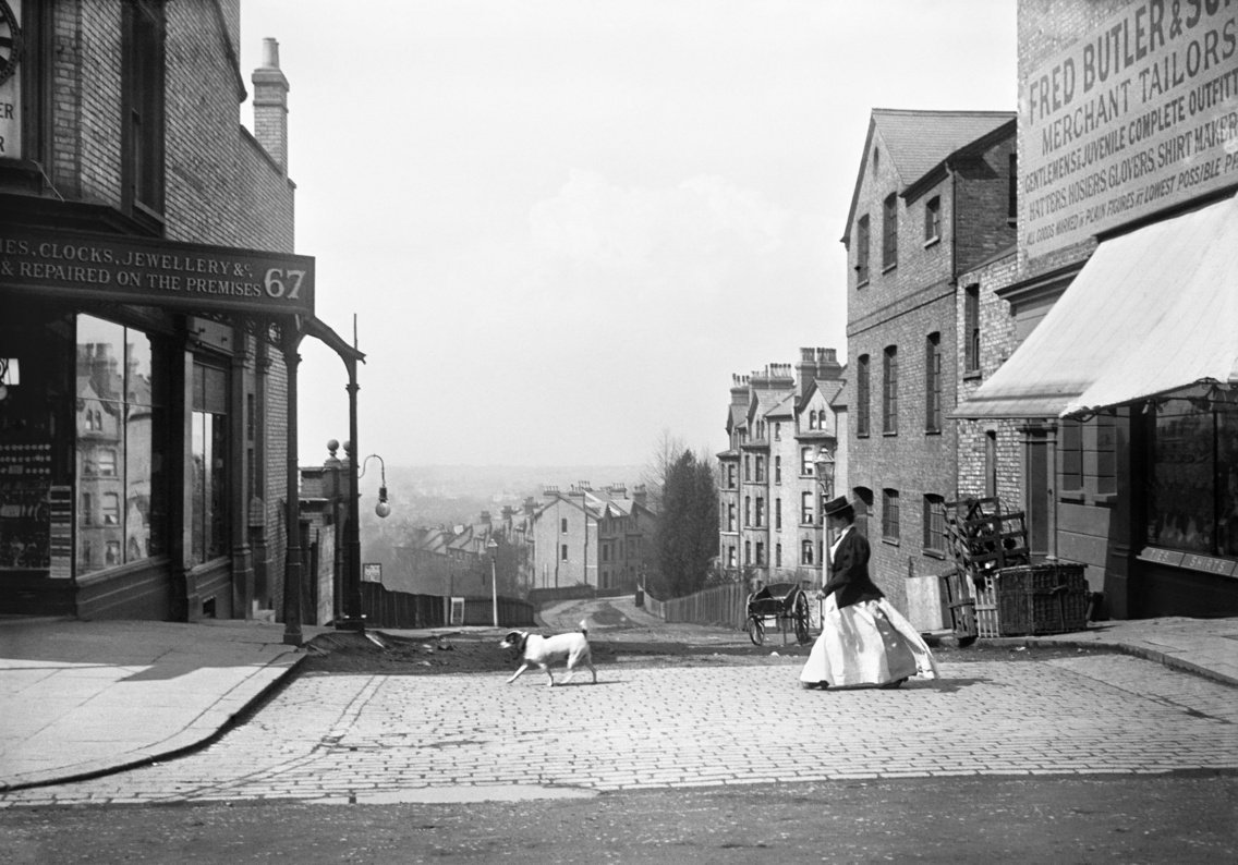 Kutya és gazdája egy londoni utcán (1898–1899)