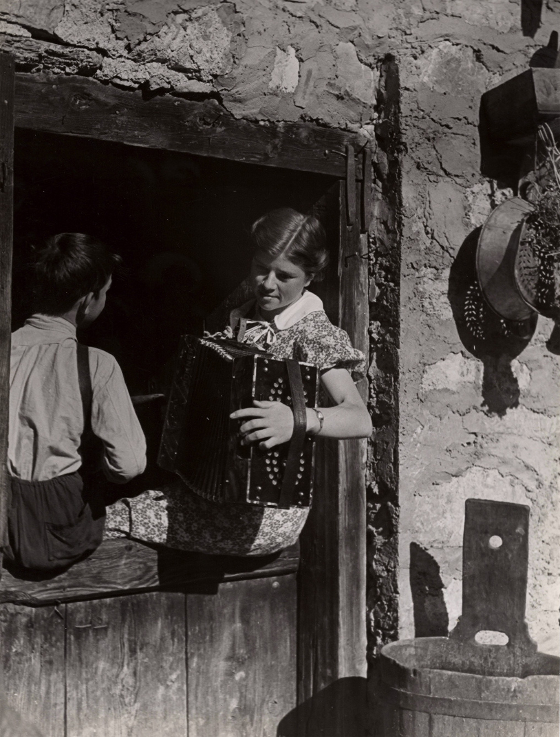 Harmonikás lány és egy fiú az ablakban (1930-as évek)