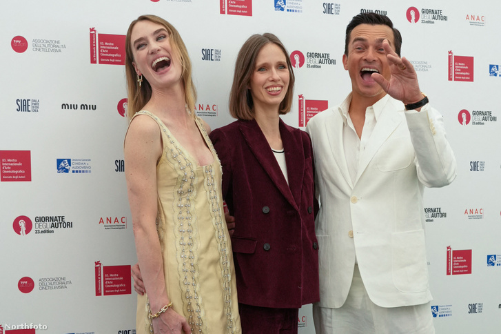 Mackenzie Davis, Horvát Lili és Rupert Friend részt vesznek a My Notes on Mars című film fotóeseményén a 23. Giornate Degli Autori rendezvény keretében, a 83. Velencei Nemzetközi Filmfesztiválon, 2026. szeptember 2-án, Velencében