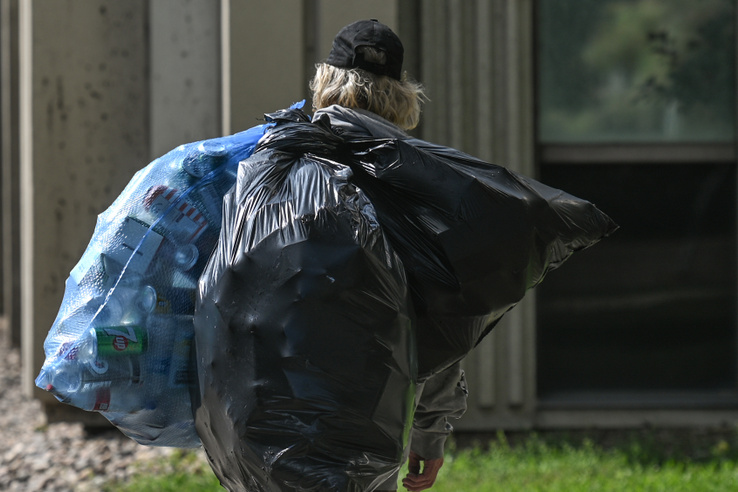 Életveszélyesen fenyegetik az&nbsp;embereket, házakba törnek be a gyűjtögetők – rászabadult Budapestre a flakonmaffia